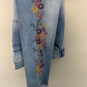 Copped jeans , embroidered with frayed hem
